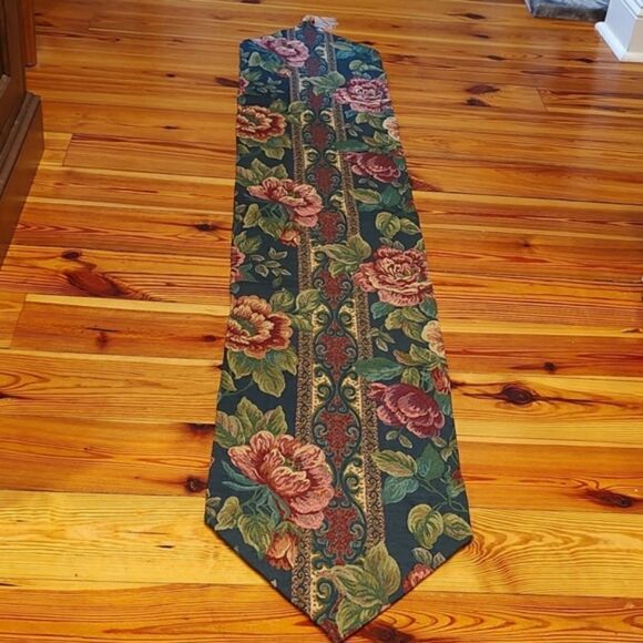 Floral Tapestry Table Runner with Tassels Vintage - Picture 2 of 7